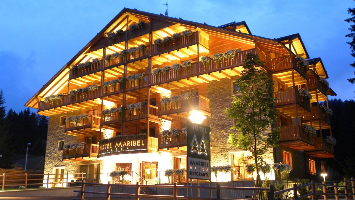 Campo Carlo Magno Hotel | Hotel Maribel