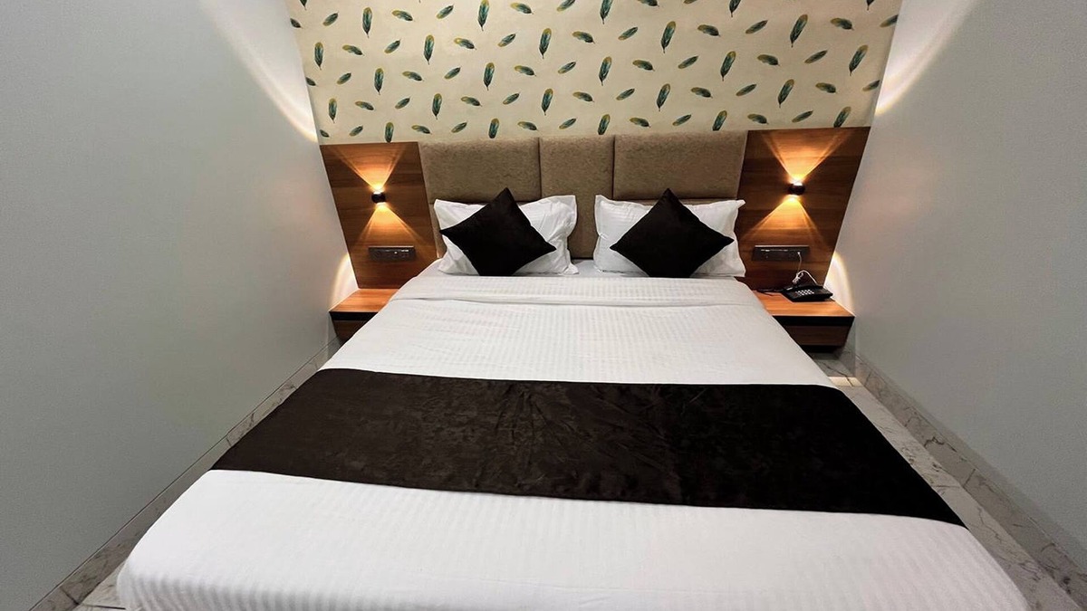 Chandkheda Hotel | Hotel Moon Light Isanpur Ahmedabad