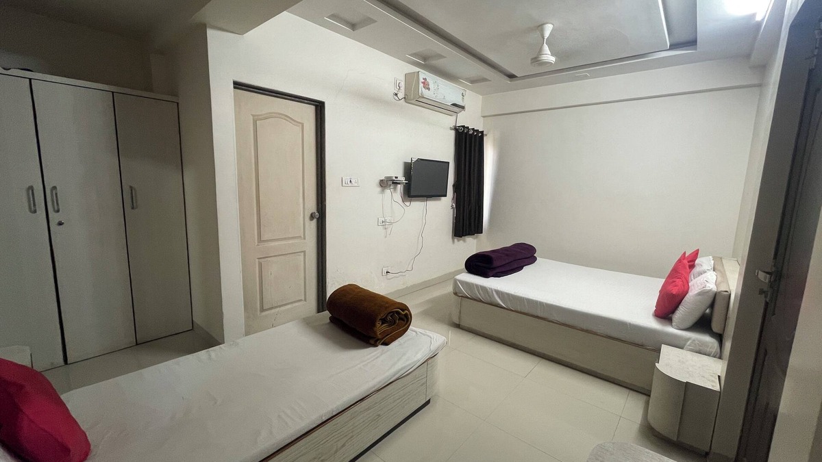 Rajula Hotel | Hotel Narayan Executive Gujrat