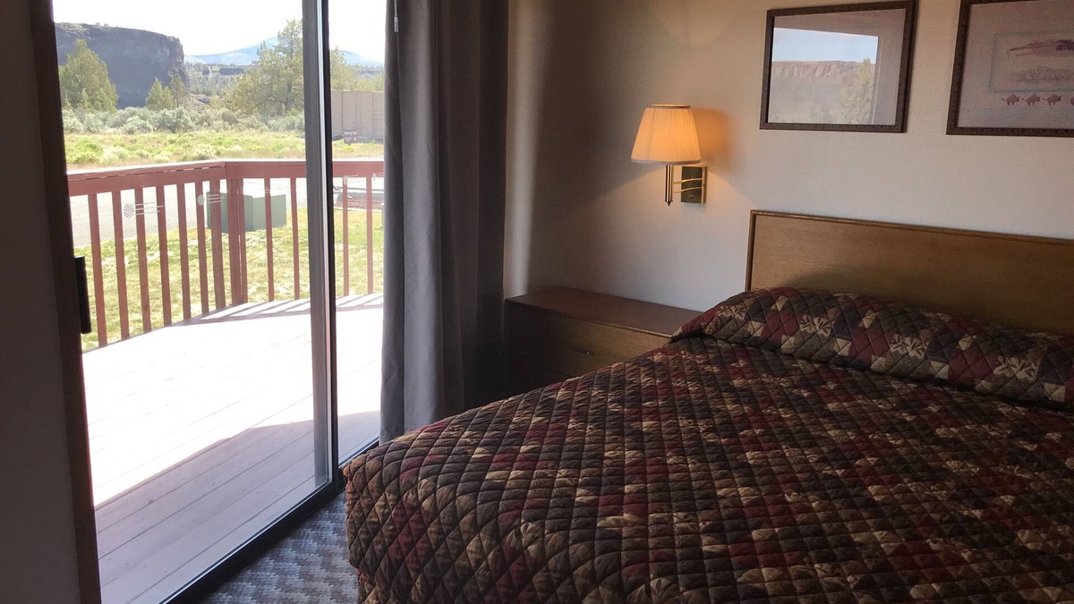Crooked River Ranch Hotel | Hotel Room with 1 KING bed, Pets OK with Additional Fee