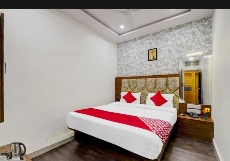 Navrangpura Hotel | HOTEL SAROVAR INN