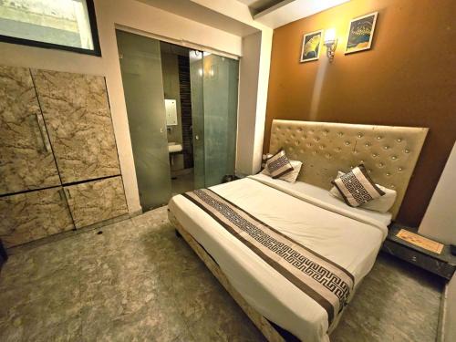 Pitampura Hotel | Hotel Season Couple friendly Rooms Best Hotel Pitampura metro station