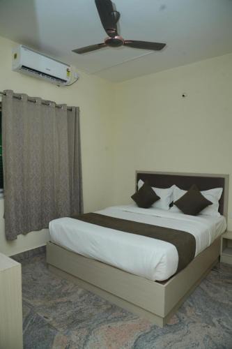 Shivaji Nagar House | Hotel Shine