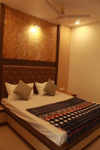GIDC Hotel | Hotel Skylark