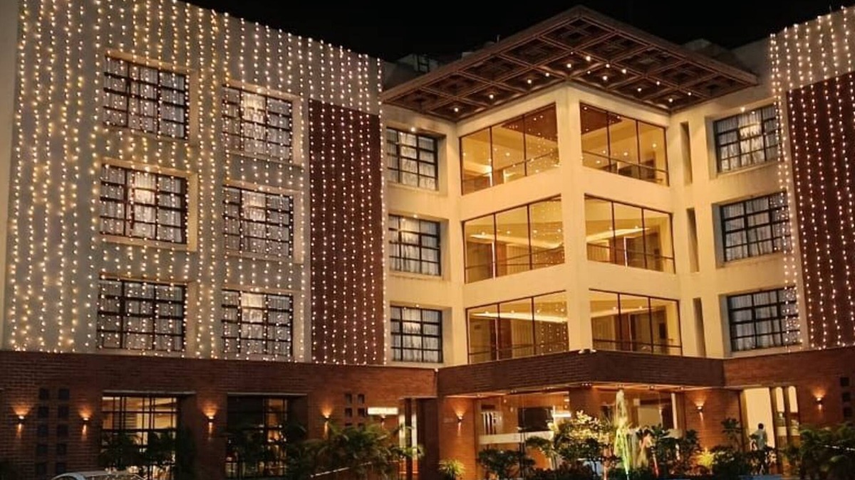 Sinor Hotel | Hotel The Pramukh by Shivalaya Darshanam