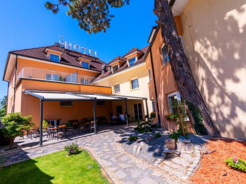 Pruhonice Hotel | Hotel Tulipan Pruhonice