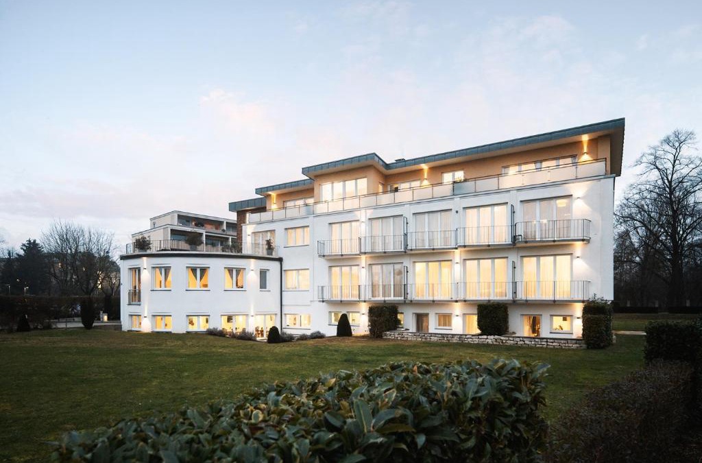 Bad Krozingen Hotel | Hotel Vier Jahreszeiten an der Therme & Kliniken Bad Krozingen Nähe Freiburg & Schwarzwald Ideal für Wellness Kur & Business Ausflüge 24h Check In- WLAN & Parken gratis
