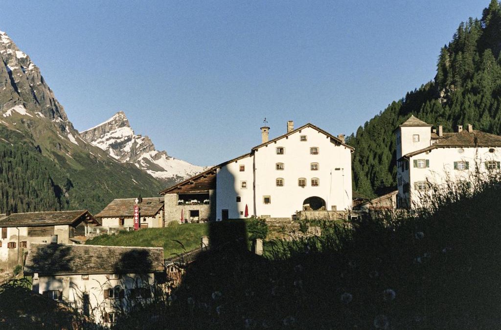 Spluegen Hotel | Hotel Weiss Kreuz