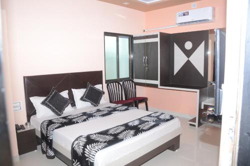 Rajula Hotel | Hotel Yadunandan Rooms & Restaurant