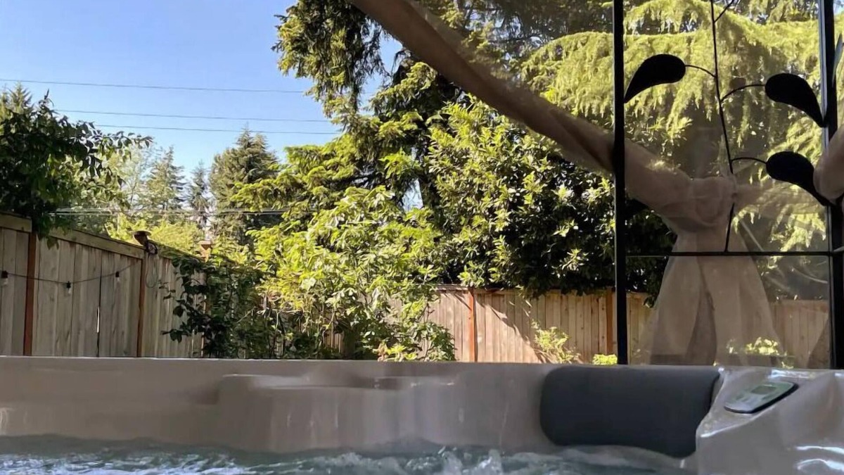 SeaTac House | HotTub! 5 minutes to the Seatac Airport + Large Private Backyard
