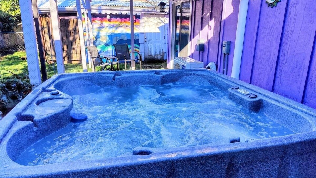 Montavilla House | HotTub, Fast WiFi, cozy & convenient-Casita Morado