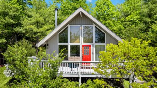 Mount Jackson Ski Chalet | HotTub, FirePit, Grill, Deck, Playset & WiFi