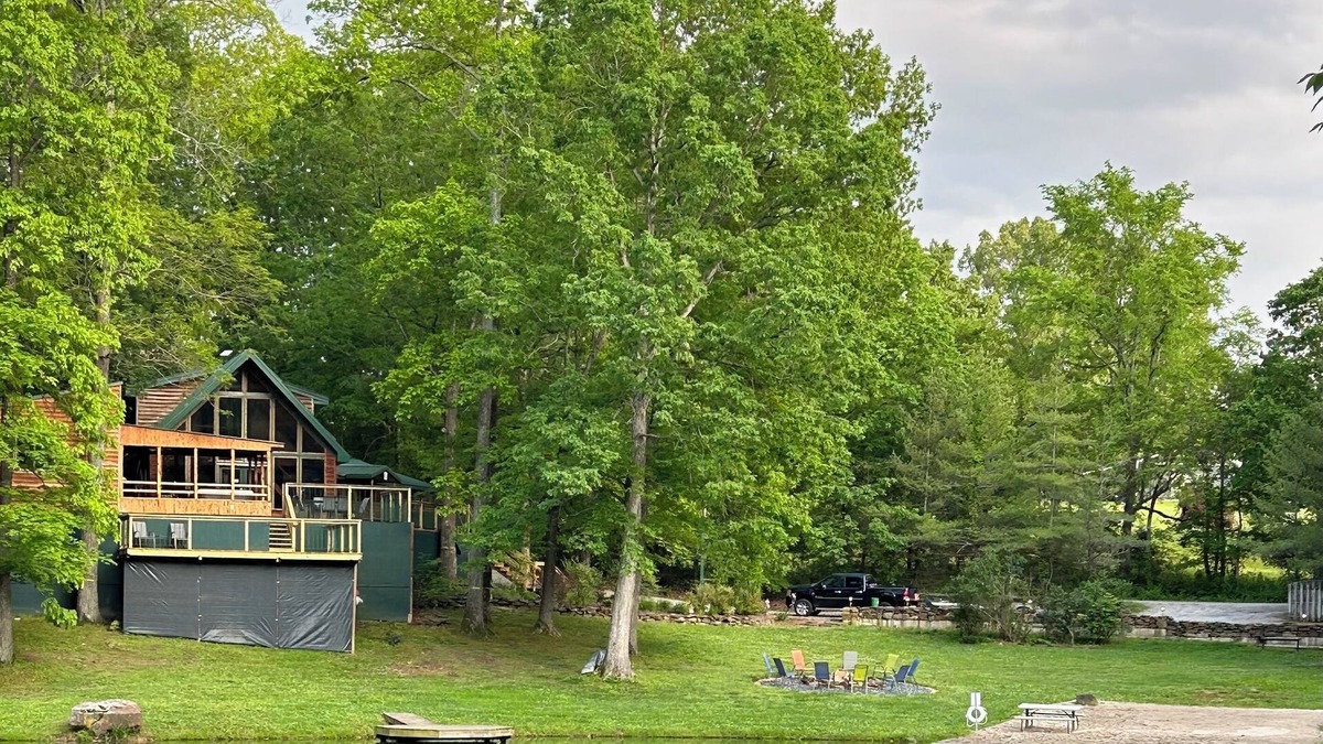 Perks Cabin | HotTub! FirePit, Private 2.5 acre Pond, 2 Kayaks! GameRoom! Slps12+