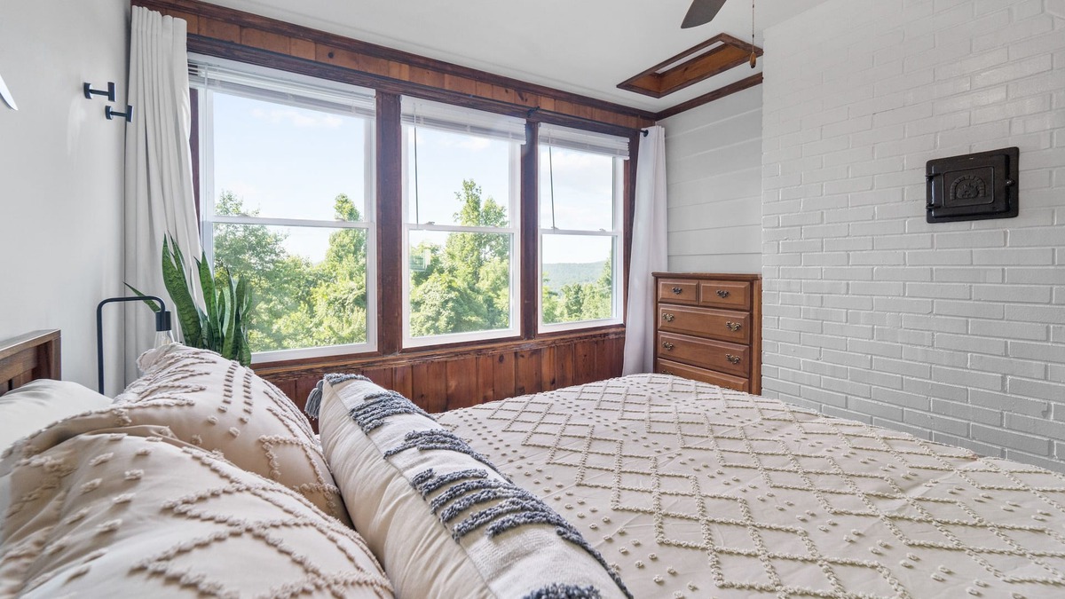 Linden House | 🔥 Hottub + 🐕 friendly + 🏔️ view + Skyline Dr + Wineries
