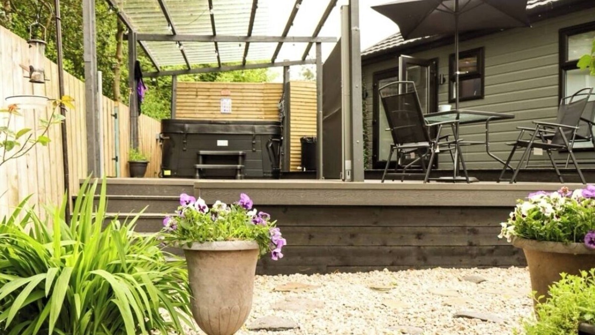 Limavady Cabin | HotTub-Nature-FamilyFriendly-WiFi-Parking