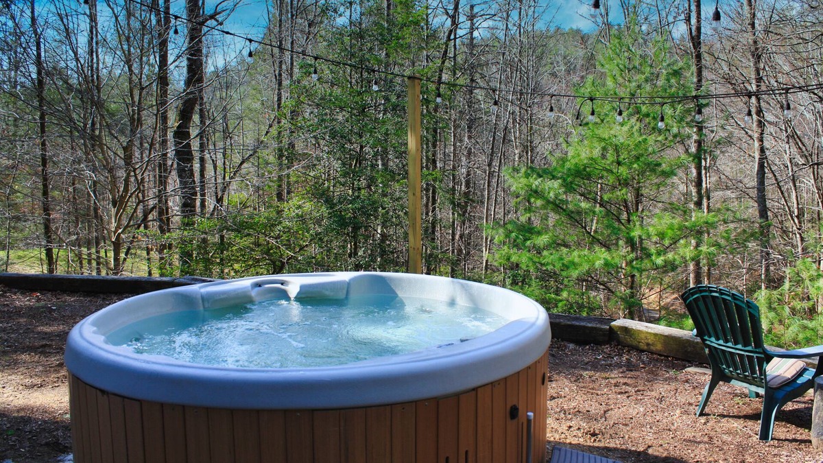 Ferguson House | HotTub, OutdoorShower, Renovated Barndominium, WiFi, Fireplace, Pet Friendly
