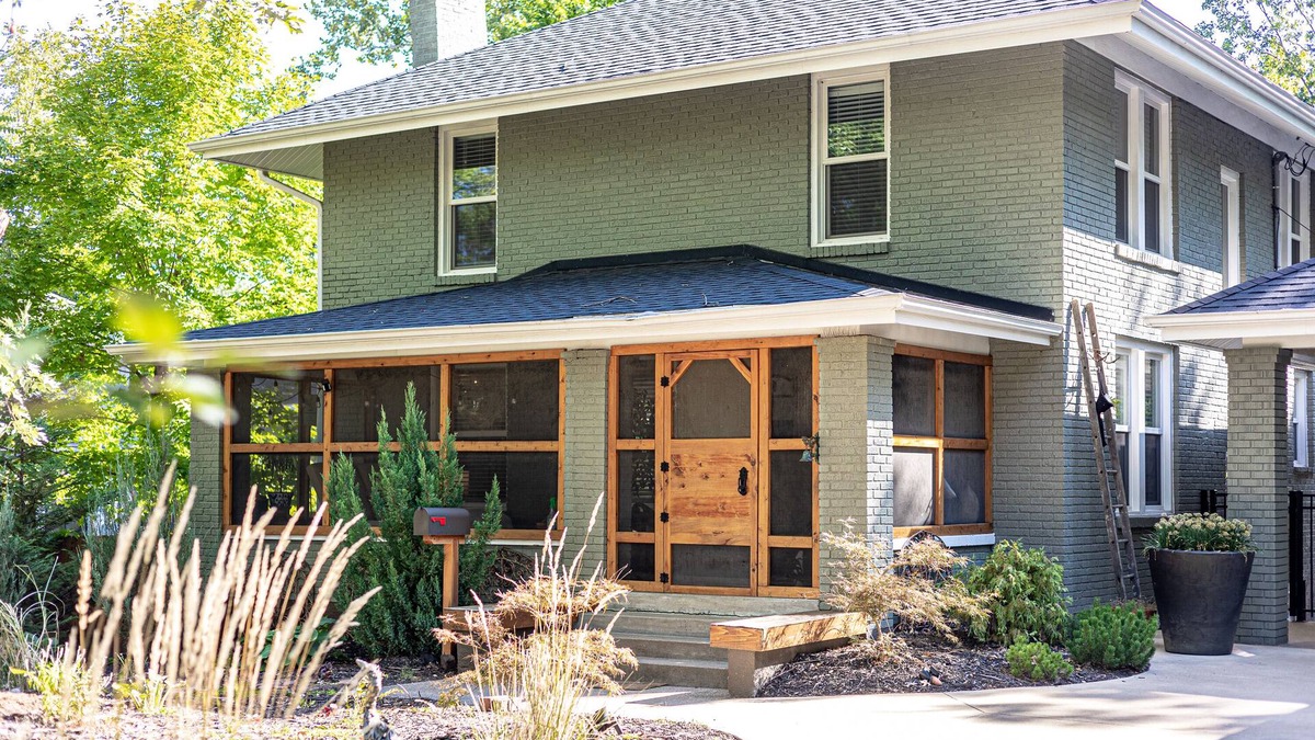 Columbia House | HOTTUB! private outdoor spaces-WALK downtown and MU. PETS OK Top Notch finishes