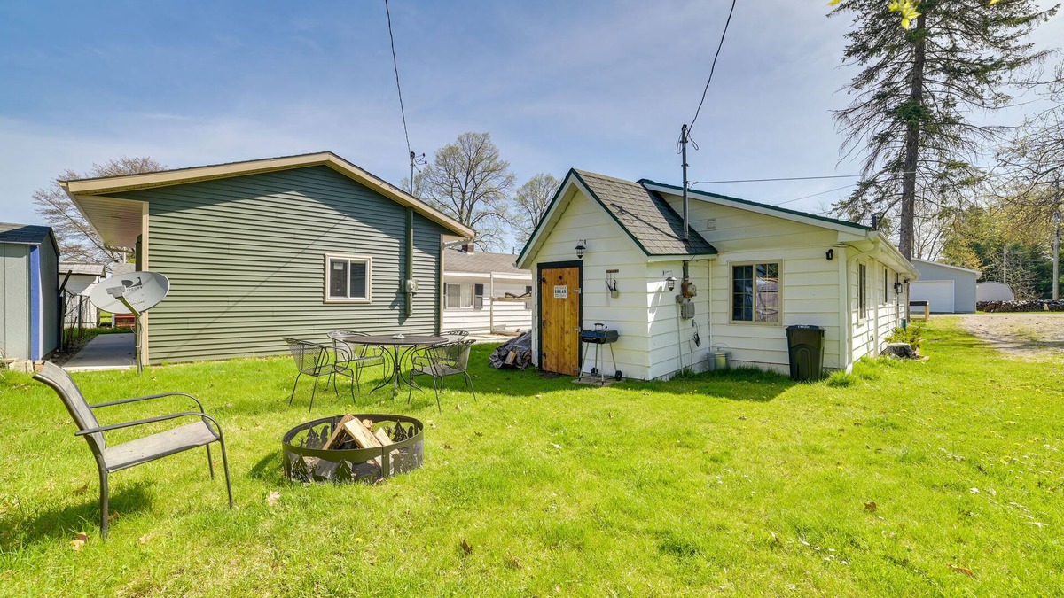 Houghton Lake Cottage | Houghton Lake Cottage - Central Location!