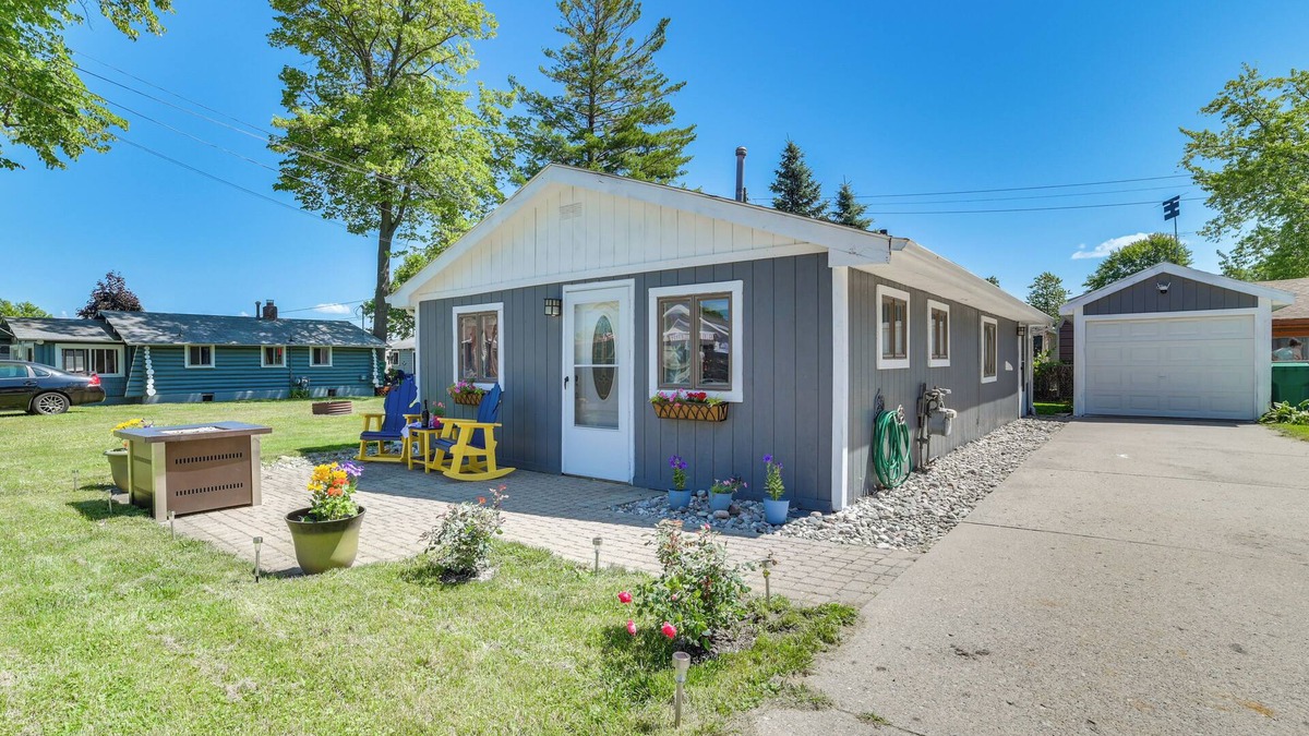 Houghton Lake Cottage | Houghton Lake Cottage w/Patio: Walk to Waterfront
