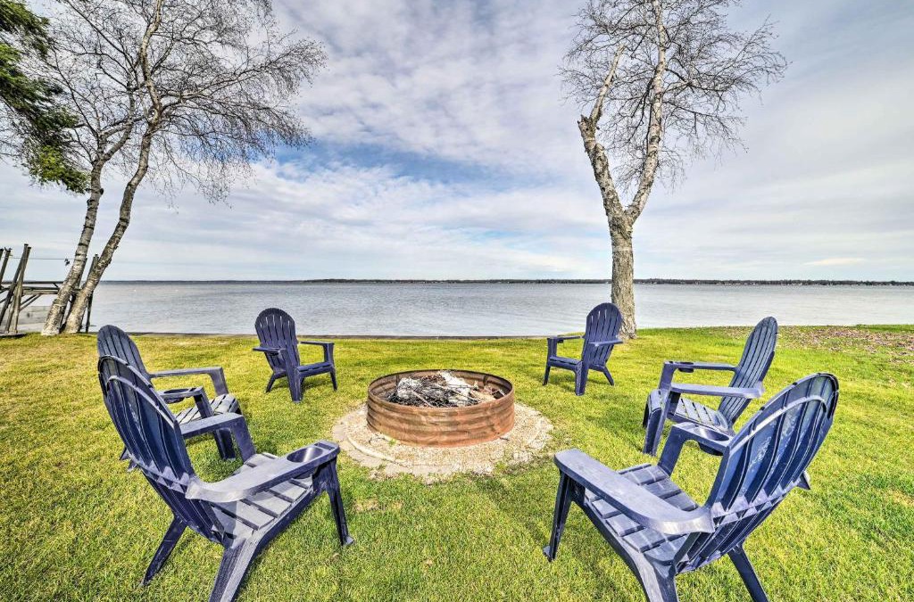 Prudenville House | Houghton Lake Cottage with New Private Deck!