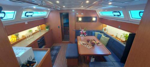 Odesos Boat Rental | Houseboat ∙ 4 bedrooms ∙ 8 guests