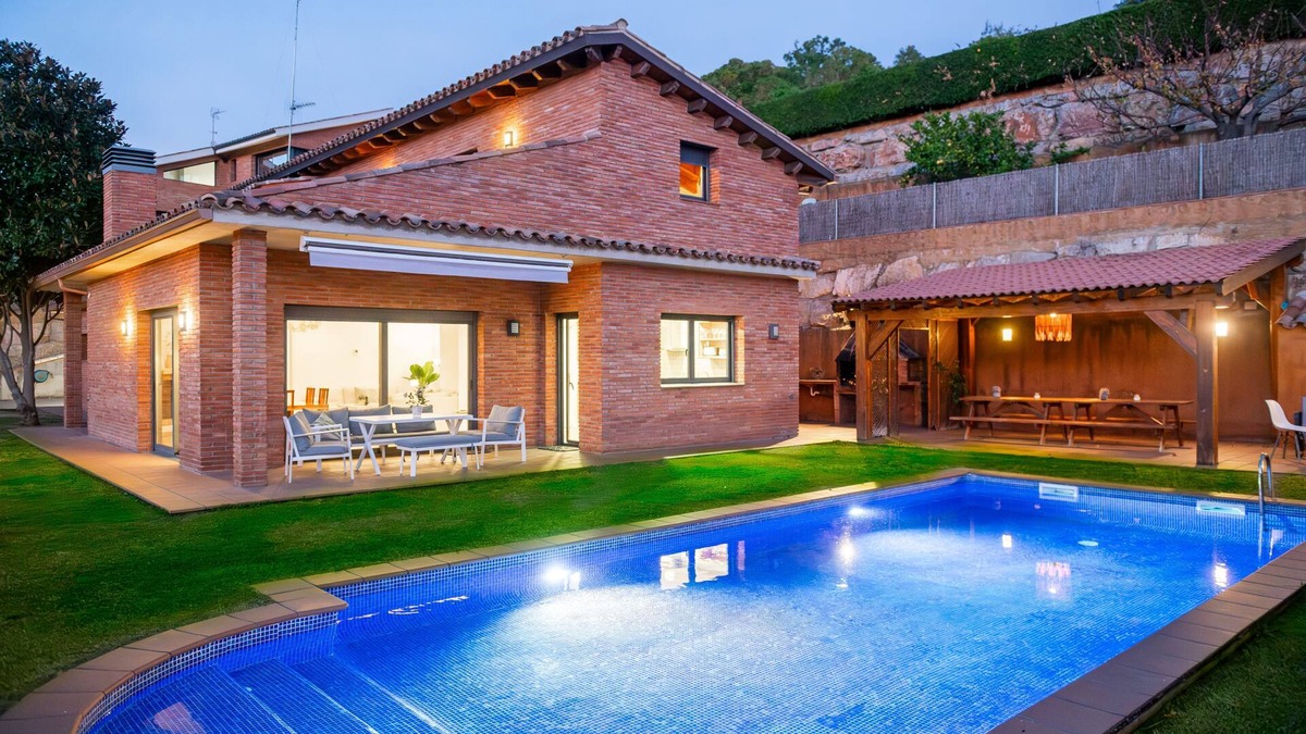 Sant Andreu de Llavaneres House | House with jacuzzi near the beach ideal for families