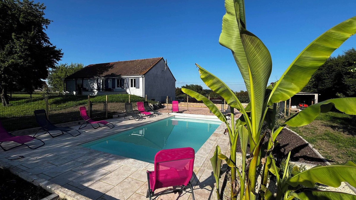 Montaigu-le-Blin House | House 10 People Swimming Pool With Jacuzzi