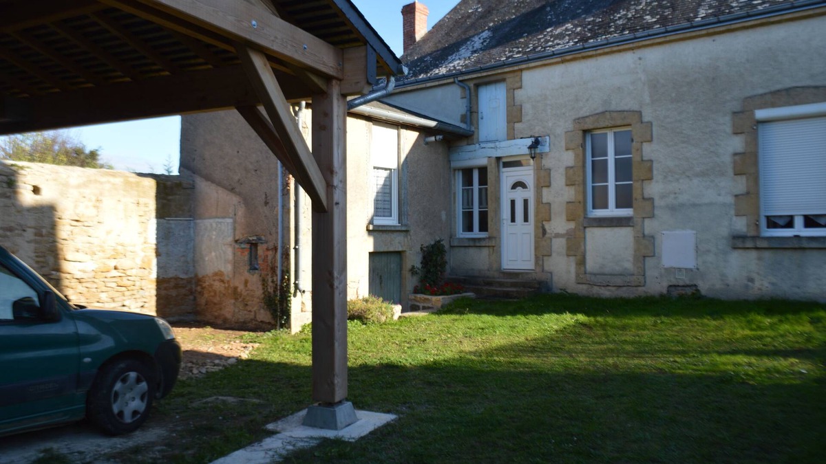 La Chatre House | House : 100m²(meublé de tourisme:3 *), 200m from center .4G. Enclosed courtyard:200m
