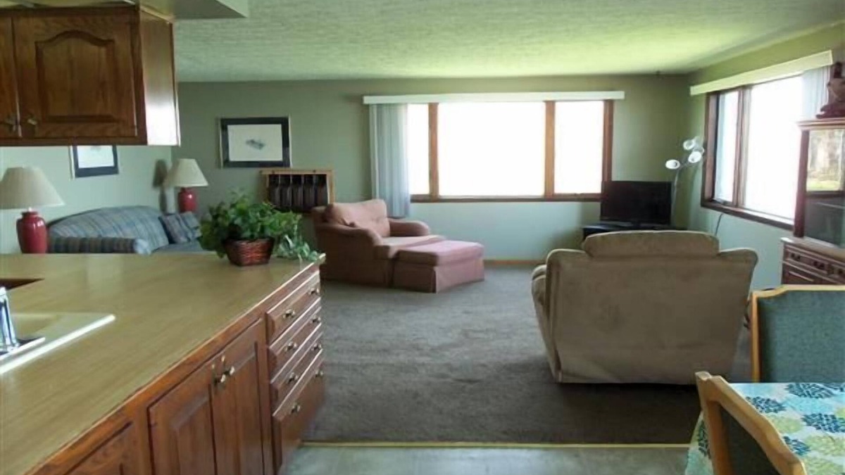 Huron House | House #133 Cozy 3 bedroom Family home with Spectacular views.