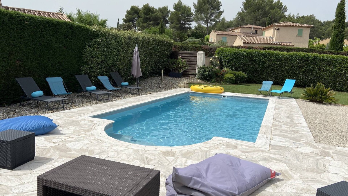 Peyrolles-en-Provence House | House 140m2. With garden, swimming pool 3 bedrooms 1 bathroom and 1 shower room.