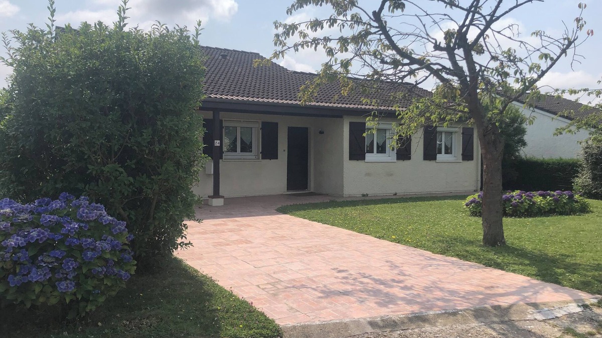 Belbeuf House | House 3 bedrooms Garden south view Fields Carrefour School Swimming pool Bus Rouen on foot