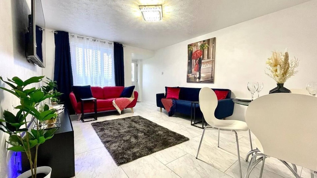 Bolton House | House 32 Delightful, Clean 2 bed house close to a golf course