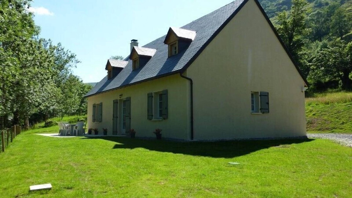 Chastel-sur-Murat House | House 4 to 12 people spacious and pleasant.