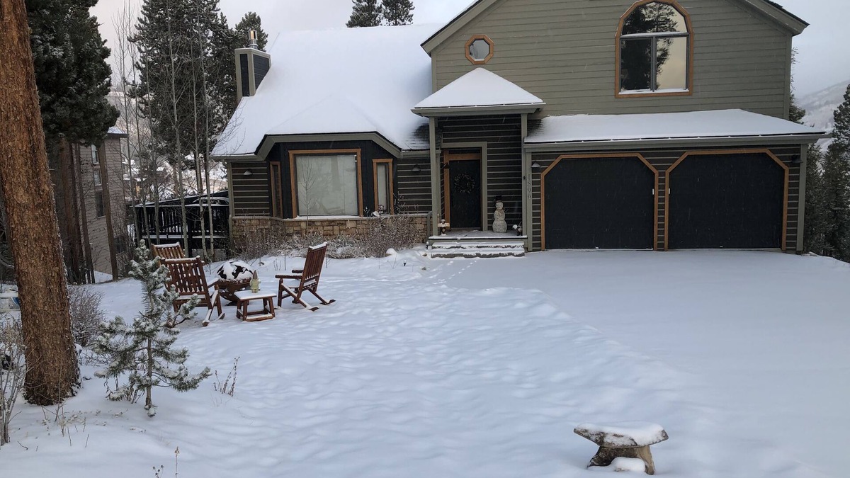 Three Peaks House | House 5 bedrooms, private hot tub, near ski areas, fire pit, views, max comfort!