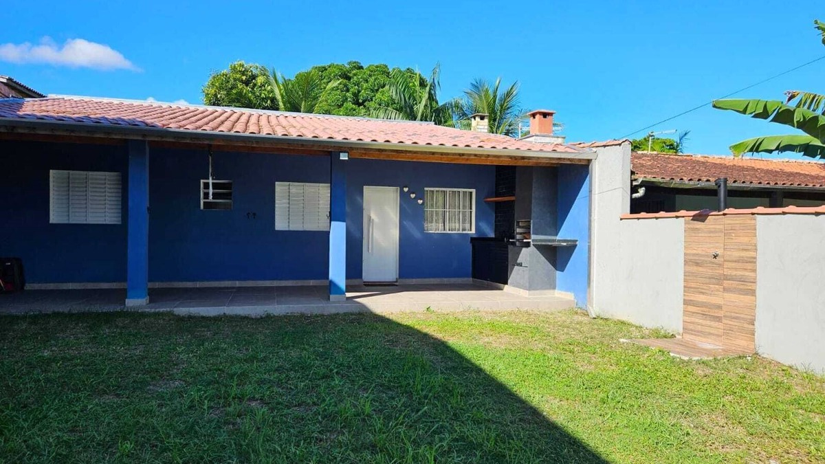 Caraguatatuba House | HOUSE 500 METERS FROM THE BEACH IN THE CENTER OF MASSAGUAÇU WITH BALCONY, BARBECUE AND WI-FI