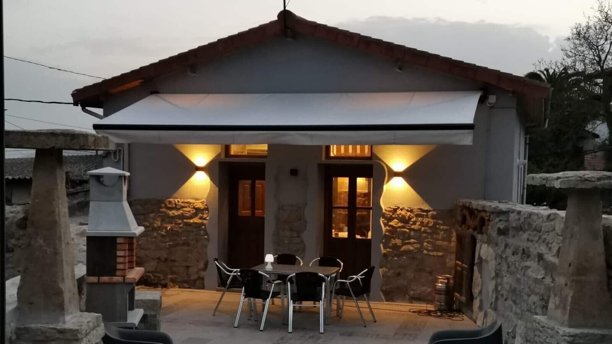 Sandiche House | House 6/7 people for full rental. two outdoor areas with barbecue