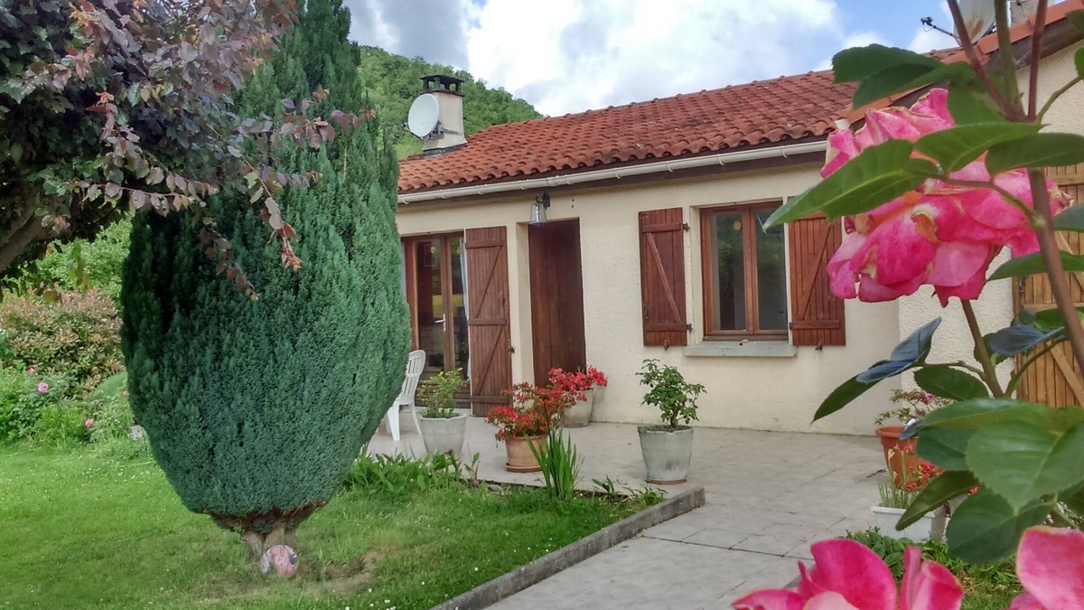 Sauveterre-de-Comminges Cabin | House at the foot of the Pyrenees for family vacations, in a quiet area.