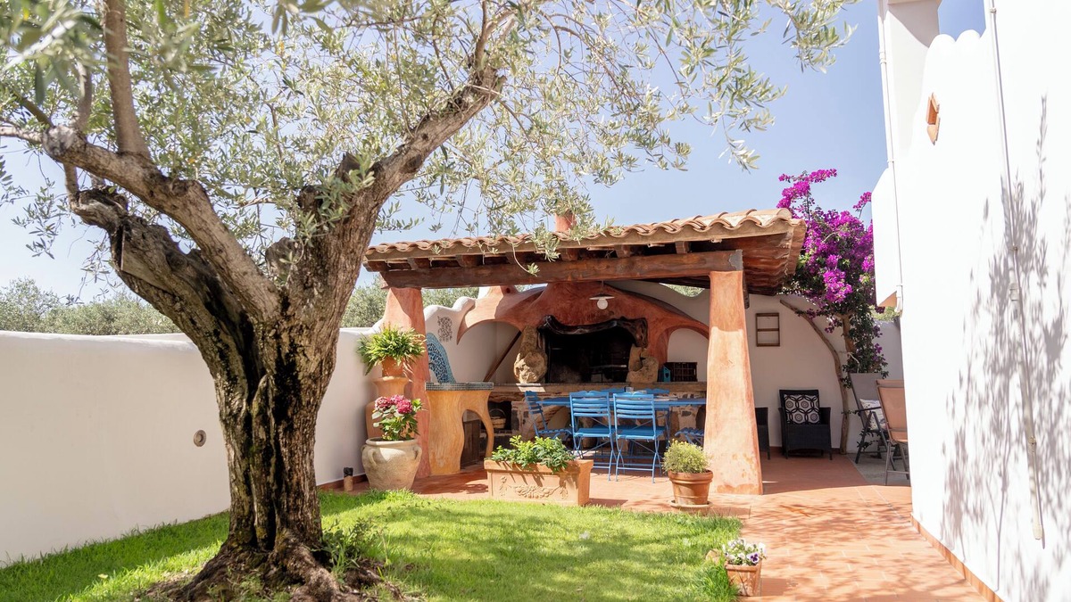 Orosei Apartment | House adjacent to playground with ancient olive trees