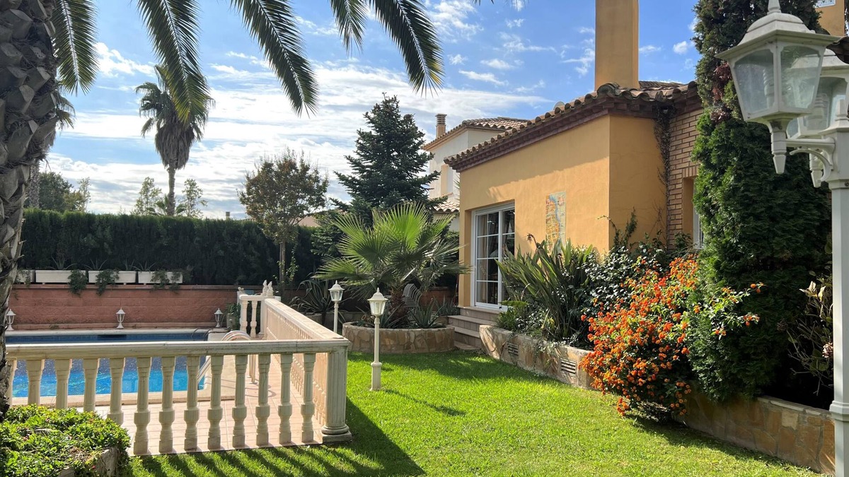 Sant Pere Pescador Ski Chalet | House Adriana- private pool, garden, barbecue, air conditioning, wifi.