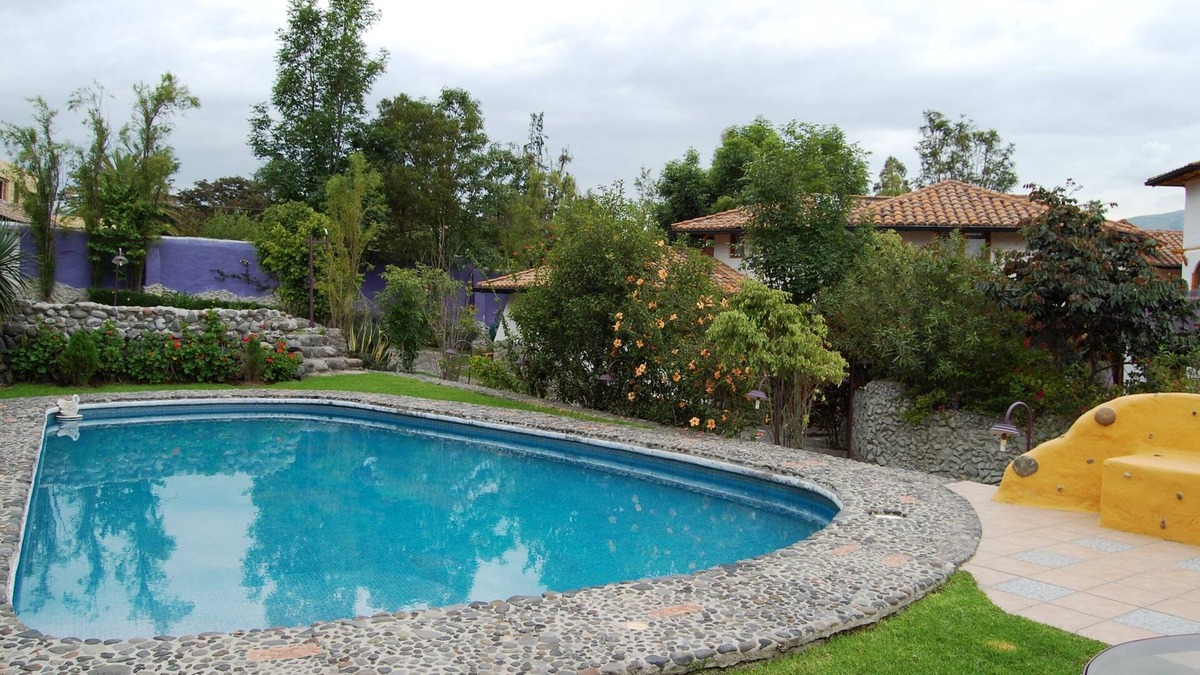 Tumbaco House | House Anahi. Beautiful, cozy and independent house. Quiet in contact with nature