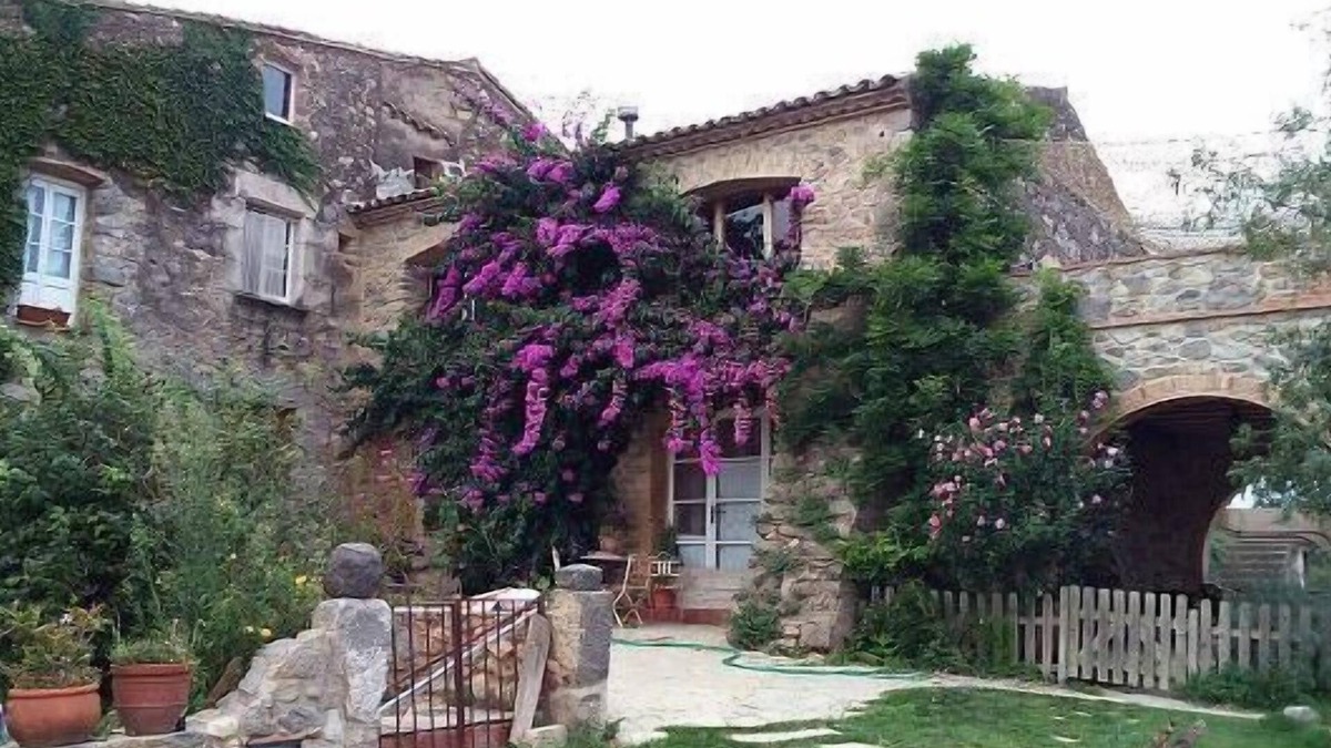 Torroella de Fluvia Cottage | House-apartment in Masia del S. XVII 5 km. of the beach