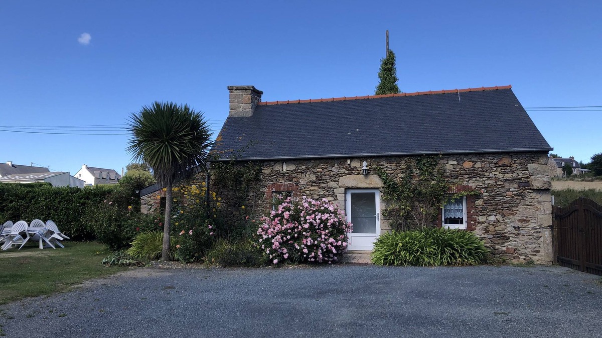 Ploubazlanec House | House at 700 m from the sea, facing south, garden, wifi, 1 bedroom, 2 persons