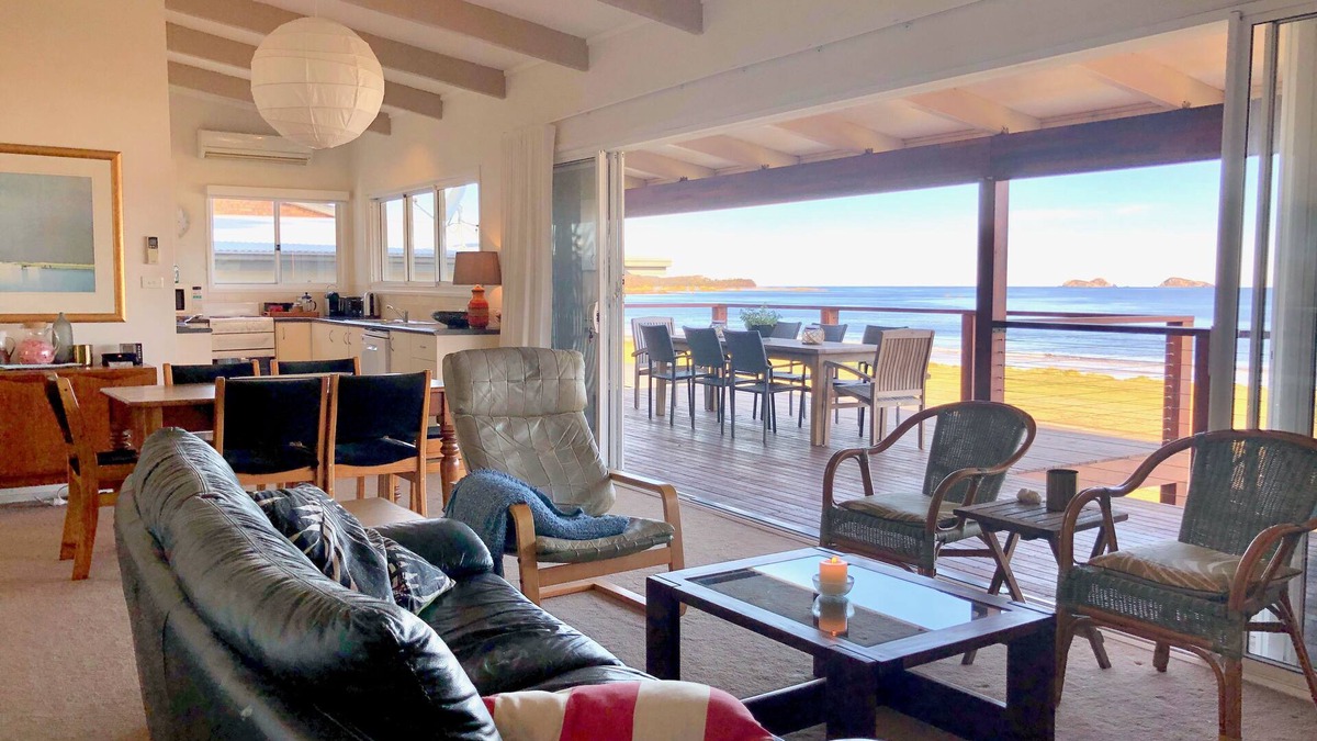 Long Beach House | House at the beach, the sounds of waves on the breeze