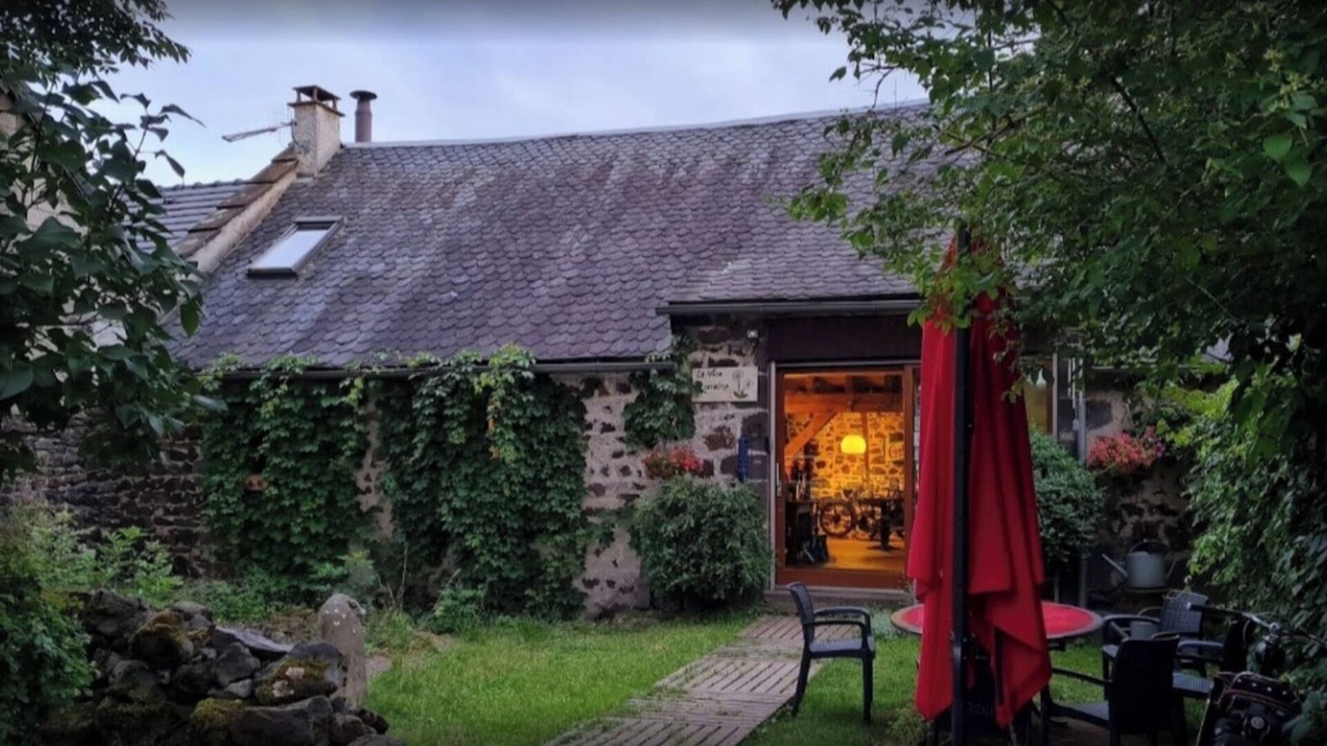 Ceyssat House | House at the foot of the puy de dôme located in the chaine des puys near Vulcania.