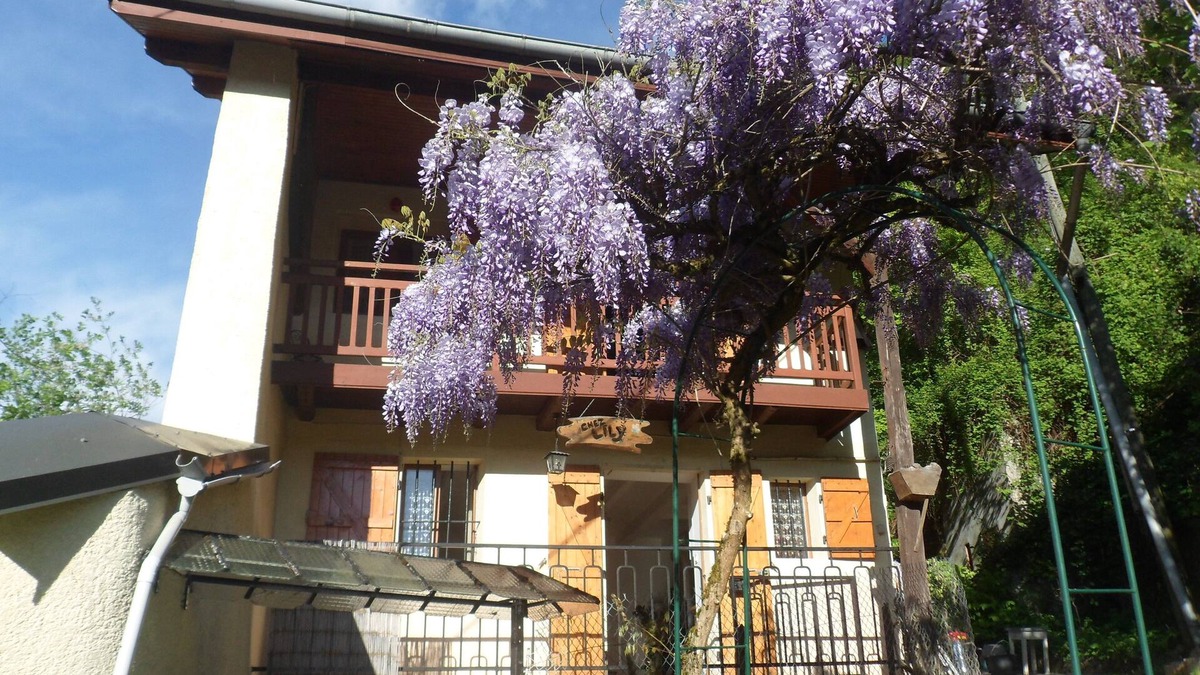 Chamoux-sur-Gelon House | House at the foot of the mountain