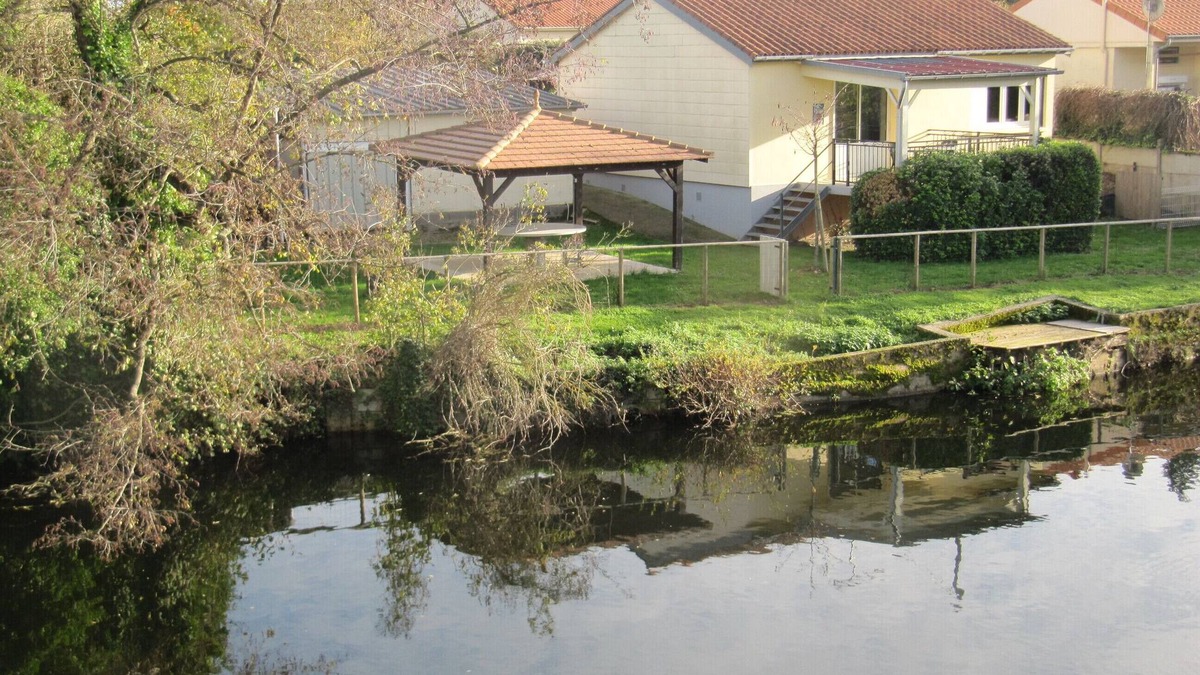 Saint-Martin-de-Sanzay House | house by the river Terrace in front and behind.