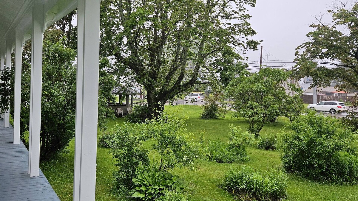 Summerside Cabin | House bed and breakfast type. Can be family or single travelers