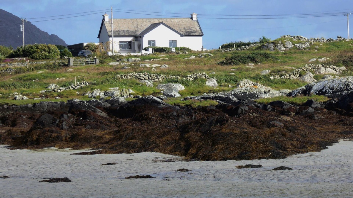 Callow House | House between coast, lake + mountains: every window view is a Connemara highlight!
