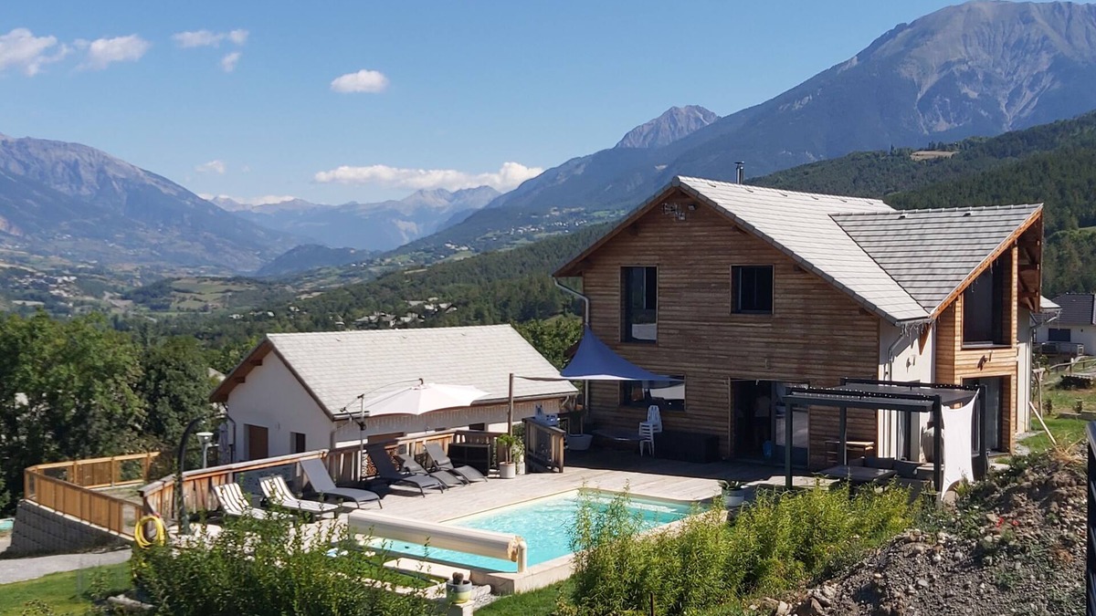 Baratier House | House between Lake and Mountain