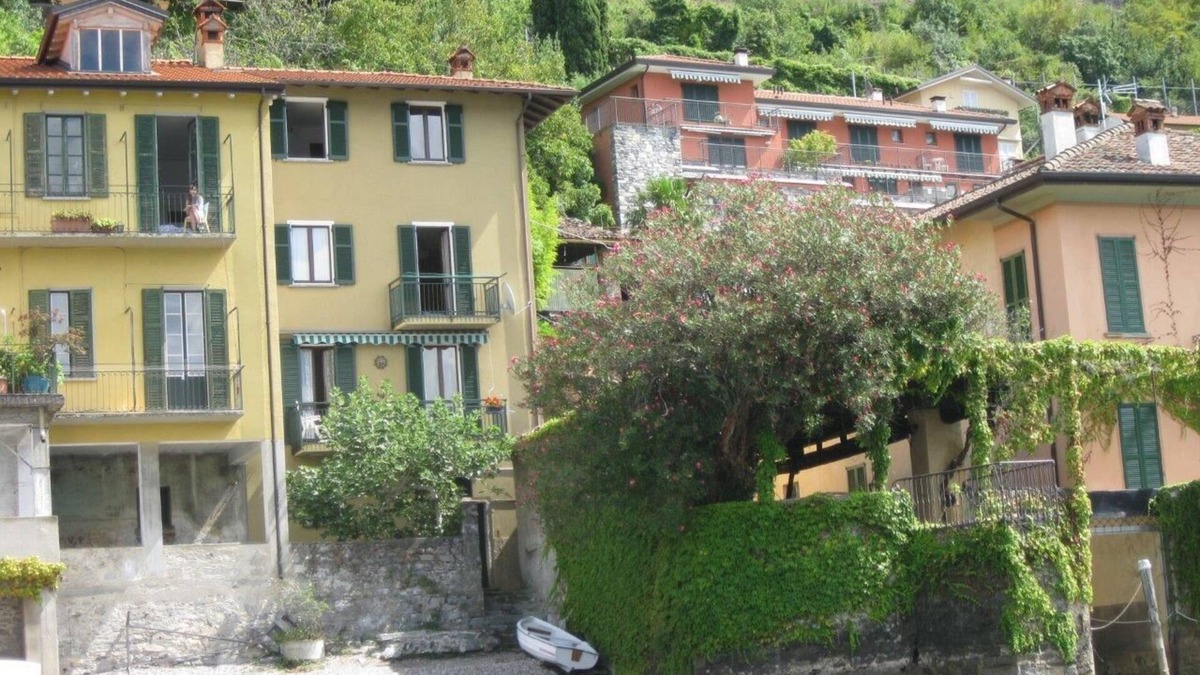 Fiumelatte House | House by the lake